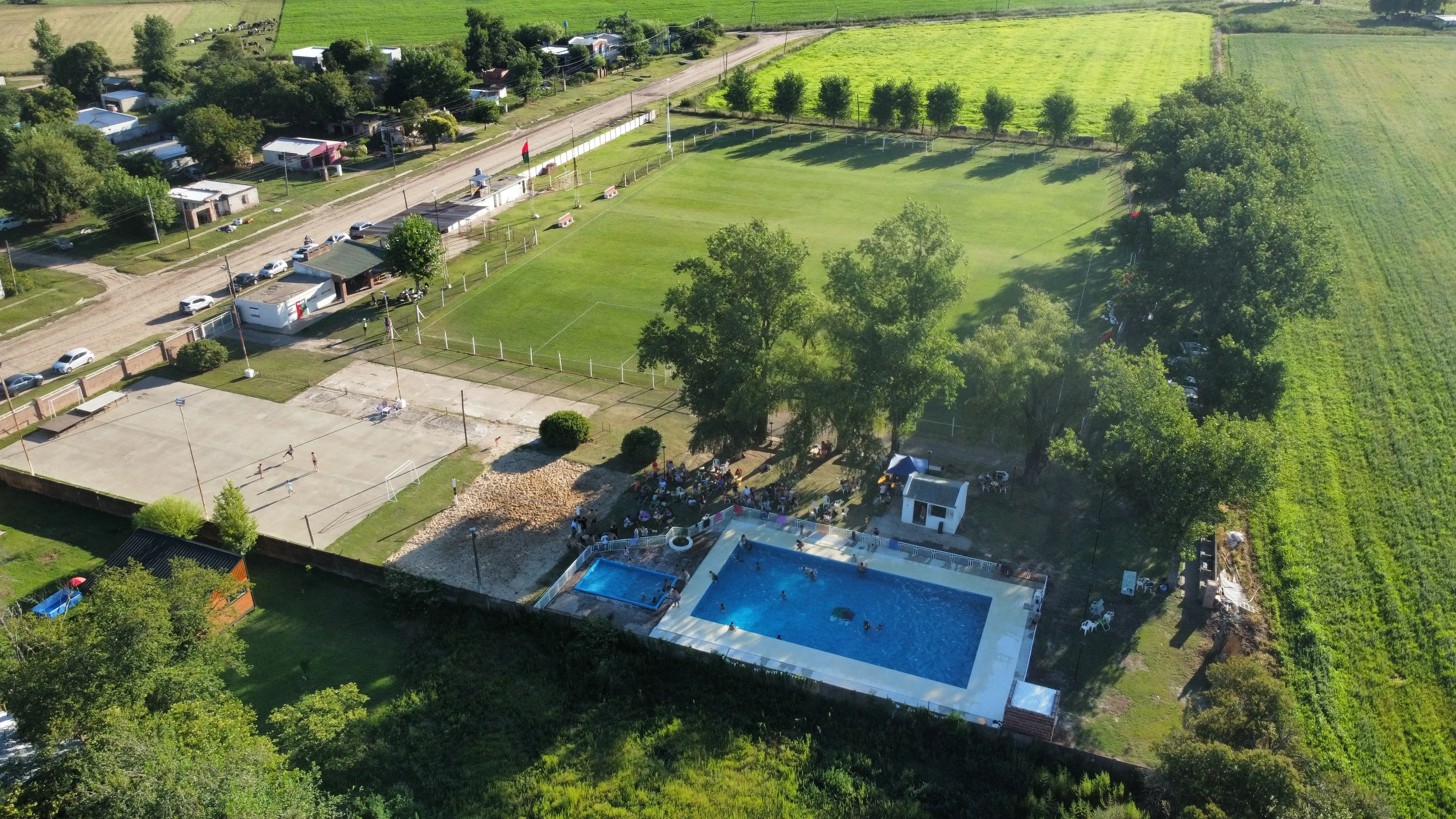 Vista aérea - Pileta y cancha